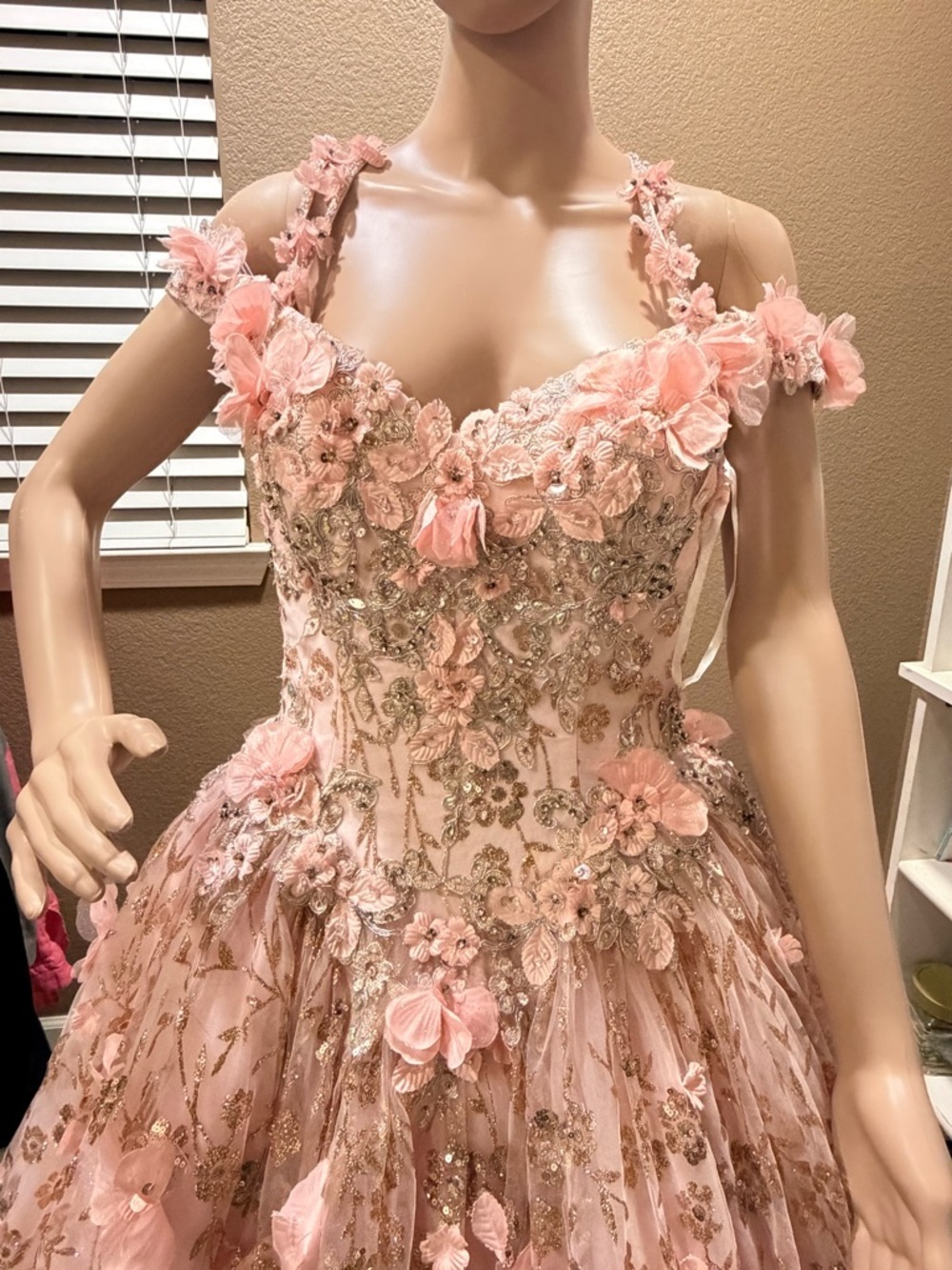 Dancing Queen U S A Gown Sweet 16/Quince Sweetheart Neckline Embroidered Sz  S